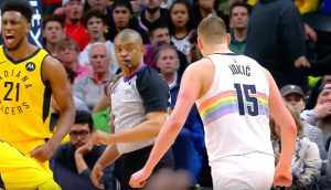 NBA: Jokić igrao odlično, pa pobesneo – dve tehničke za dve sekunde i isključenje! Brata jedva zadržali na tribinama (VIDEO)