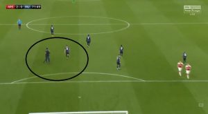 HIT NA INTERNETU: Navijač Arsenala uleteo na teren i napao Smolinga – Matić ‘ni da ga pogleda’ (VIDEO)