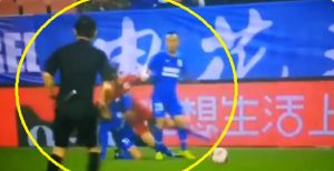 SUPERLIGA KINE: ‘Vatreno krštenje’ Mažića, debi uz VAR i kartone – Srbin isključio pogrešnog čoveka, pa se ispravio (VIDEO)