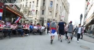 NAPETO U BUDIMPEŠTI: Srbin sa trobojkom ušetao među navijače Hrvatske, policija sprečila veći incident! (VIDEO)