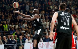 REAKCIJE NA POLUVREMENU DERBIJA: Ekstaza navijača Partizana, zvezdaši strepe pred razigranim crno-belima! (TVITOVI)