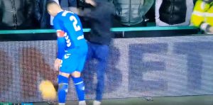 ‘ZEMLJA BEZ HULIGANA’: Navijač Hibernijana prošao pored redara, uskočio na teren i nasrnuo na kapitena Rendžersa (VIDEO)