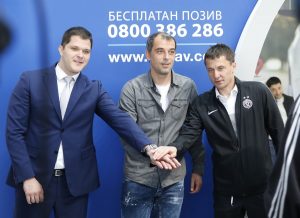 ZAJEDNIČKO DRUŽENJE: Kapiteni Partizana i Zvezde na sajmu automobila