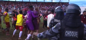 OPŠTA TUČA NA TERENU U BRAZILU: Policija suzavcem na fudbalere, čuli su se i pucnji (VIDEO)