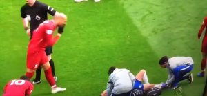 PRIMITIVIZAM NA DELU: Potez fudbalera Liverpula na meču sa Čelzijem izazvao gnev javnost (VIDEO)