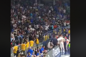 PRVI SNIMCI HAOSA U PODGORICI: Evo kako je izgledao napad na klupu Crvene zvezde (VIDEO)