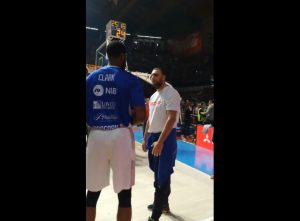 INCIDENT IZ UGLA GOSTIJU: Osvanuo video delegacije Budućnosti, prikazano šta se sve desilo na parketu (VIDEO)