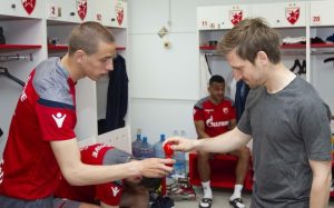 PRAZNIČNA ATMOSFERA: Usršnji derbi u svlačionici Zvezde, mali Filip izazvao Milojevića na ‘kucanje’ (VIDEO)