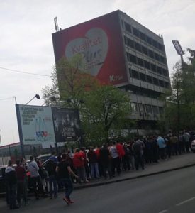 DUGE KOLONE ZVEZDAŠA: Veliko interesovanje navijača za finale! (FOTO)