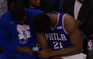 NBA: Bruklin iznenadio Filu i stigao do ‘brejka’ na startu plej-ofa, Bobijevi saigrači ‘čačkali’ telefon (VIDEO)