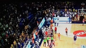 HAOS U PODGORICI: Napadnuta klupa Crvene zvezde, policija izbacuje navijače iz dvorane (FOTO)