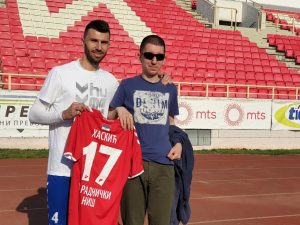 FOTO-PRIČA: Prvi strelac Superlige Srbije obradovao navijača sa autizmom (FOTO)