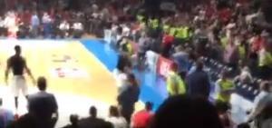 ‘VRELO’ U PIONIRU: Erla Klarka isprovocirali navijači, on zamahnuo loptom ka njima! (VIDEO)