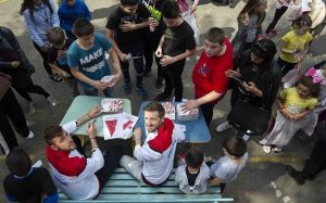 ZVEZDA NASTAVILA DRUŽENJE SA NAJMLAĐIMA: Milunović i Marin obravdali osnovce u školi na Senjaku