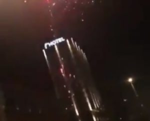 VATROMET DOBRODOŠLICE: Navijači Ajaksa žurkom oko Juventusovog hotela budili Ronalda i saigrače! (VIDEO)