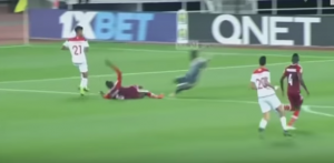 UŽAS: Štoper uklizao svom golmau i polomio mu nogu, sudija prekinuo meč i pustio suzu (VIDEO)