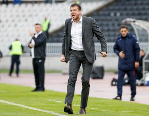 ŽESTOK NAPAD NA LALATOVIĆA: Navijači Partizana topovskim udarom gađali trenera Radničkog, od potresa sudiji ispala lopta (VIDEO)