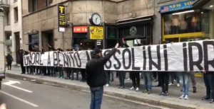 ŠOKANTNE SCENE U MILANU: Navijači Lacija u sred bela dana veličali Musolinija i fašizam! (VIDEO)