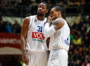 STRAH JAČI OD ISKUSTVA: Deo crnogorske javnosti osuo paljbu po navijačima Zvezde, deo našao krivicu u svojim redovima!