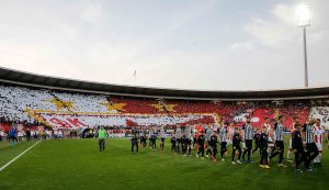 ZVEZDAŠI PONOVO ‘POMERAJU STANDARDE’: Prelepa koreografija na severnoj tribini (FOTO) (VIDEO)