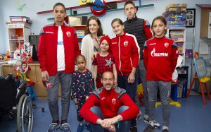 FUDBAL ZA PRIJATELJSTVO: Milan Borjan posetio decu na Institutu za Onkologiju (VIDEO)