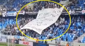 GEST KOJI JE ODUŠEVIO SRBIJU: Navijači Slovana razvili ogromnu šetalicu sa tekstom Beogradskog sindikata o Kosmetu, a u Češkoj… (FOTO)