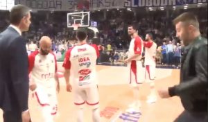 OVO BI MOGLO DA IZAZOVE BURU: Sin crnogorskog ministra policije pljuvao i nasrtao na košarkaše Zvezde (VIDEO)