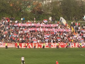 JAKA PORUKA SA BRDA: Delije o situaciji u Podgorici, pesme i transparenti upućeni Crnogorcima! (VIDEO)