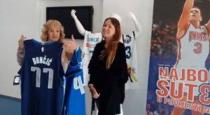 OPREMA NBA ASOVA STIGLA U ZAGREB: Novicki i Dončić donirali dresove Draženovom muzeju