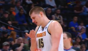 JOKIĆEVO VEČE ZA ZABORAV: Centru Denevra razbili nos na startu, u finišu nasrnuo na sudiju pa zaradio isključenje… (VIDEO)