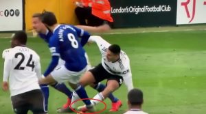 STRAVIČAN START U LONDONU: Gomeš nesportski nagazio Mitrovića, reakcija sudije zaprepastila sve (VIDEO)