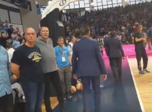 ISPLIVAO NOVI SNIMAK: Delegacija Zvezde fizički napadnuta u ‘Morači’, i to kraj parketa! (VIDEO)