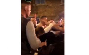 POTPUNO IZGUBIO KONTROLU: Pikford u kafanskoj tuči sa navijačima Njukasla (VIDEO)