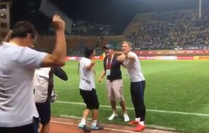 PIKSIJU PAO KAMEN SA SRCA: Pogledajte slavlje srpskog trenera nakon pobede koja ga je sačuvala od otkaza (VIDEO)