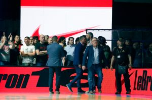 FOTO-UBOD: Bivši košarkaš Partizana bodri Zvezdu u Pioniru