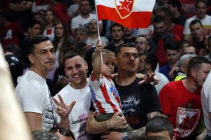 PRVA GALERIJA IZ ‘PIONIRA’: Igrači Zvezde i sudije čekaju, jedan fudbaler došao čak iz Marseja (FOTO)