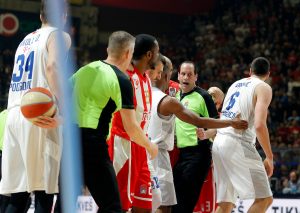 INCIDENT U PIONIRU: Nezadovoljni navijači na poluvremenu nasrnuli na sudije? (VIDEO)