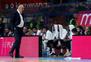 FOTO-UBOD: Uz klupu Budućnosti postavljena ogromna kofa za pljuvanje!