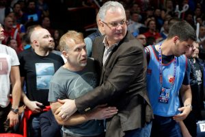 TUČA U ‘PIONIRU’: Krvave glave – Milan Kalinić u sukobu sa navijačem iz VIP lože, umešao se Dragan Šutanovac! (FOTO)