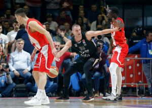 STAVLJA SO NA RANU: Nekadašnji košarkaš Crvene zvezde nije propustio priliku da ‘pecne’ rivala (FOTO)