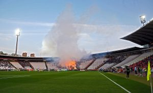 SVE PUCA NA JUGU: Revija pirotehnike navijača Partizana i jaka poruka – bolji ste, ne kradite! (VIDEO) (FOTO)