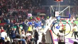 ZBOG OVOGA NE IZLAZE: Podgoričani u svlačionici, košarkaš Budućnosti pljunuo navijača – pa dobio udarac! (VIDEO)