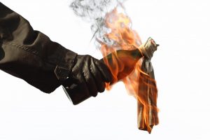 PROBIJENA GRANICA LUDILA U SUKOBU OLIMPIJAKOSA I PAO: Molotovljev koktel na sudiju! (FOTO)