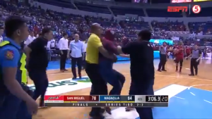 KAD ‘AVENDŽERSI’ POLUDE: Spajdermen utrčao na teren i nokautirao filipinskog košarkaša! (VIDEO)