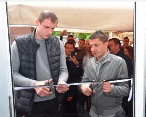 POŽAREVAC DOBIO ‘CRNO-BELI KUTAK’: Otvoren Klub navijača Partizana, dvojica kapitena presekla vrpcu