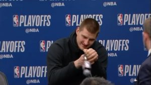 NOVA RUNDA JOKIĆA PROTIV MIKROFONA: Srpski centar nastavio da zabavlja novinare na konferenciji (VIDEO)