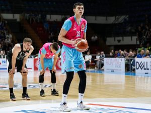 OTKUD ON OVDE: NBA zvezda gledala meč između Dinamika i Mege (FOTO)