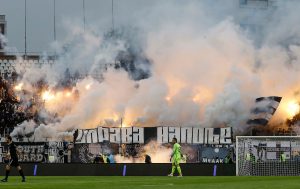 VRVI OD NEZADOVOLJSTVA: Navijači Partizana transparentima postavili pitanje upravi (FOTO)