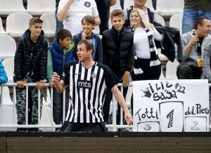 KO SE BOLJE UKLAPA: Bili Beron i Novica Veličković u ‘ulozi fudbalera’, iste boje – ali različiti dresovi (FOTO-UBOD)