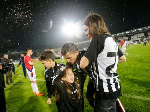 OTVOREN CRNO-BELI FESTIVAL: Legende Partizana posetile dečji festival (FOTO)